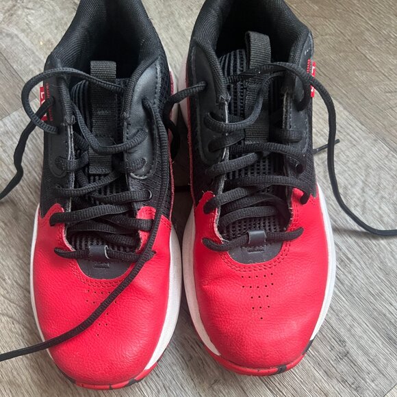 Under Armour boys sneakers size 5.5 - Picture 1 of 9